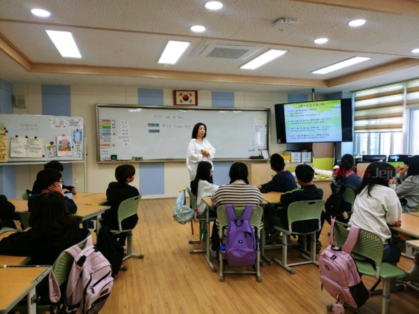 ▲ 서귀포도서관은 토평초등학교 학생들을 대상으로 ‘2023년 우리가 그린(green) 세상’을 지난 3일에 개강했다.  ©Newsjeju