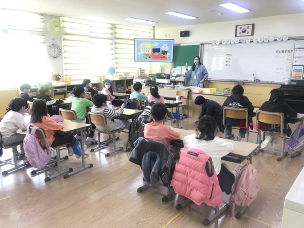 ▲ 송악도서관은 지난 4월 4일부터 오는 5월 23일까지 관내 초등학교에서 ‘2023년 책과 노니는 교실’을 운영하고 있다. ©Newsjeju