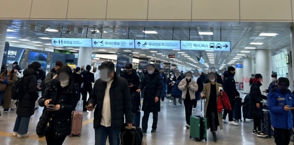 ▲30일 오전 제주공항에서 대부분이 마스크를 착용한 모습이다. ©Newsjeju