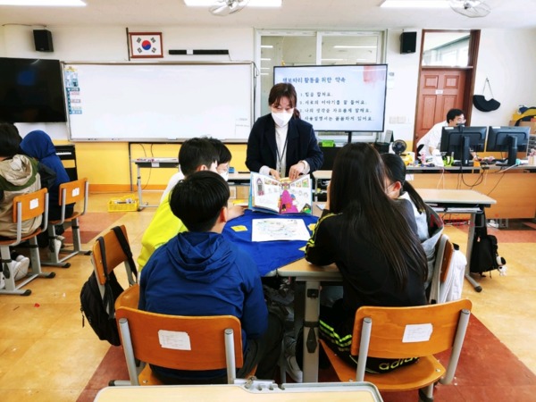 ▲ 서귀포도서관은 법환초등학교 학생들을 대상으로 ‘2023년 책 보따리 독서교육’을 지난 5월 1일에 개강했다. ©Newsjeju