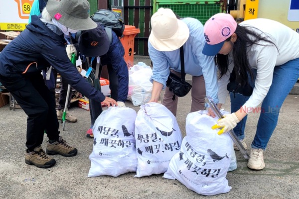▲ 지난 5월 3일, ‘바당길 깨끗하길’ 캠페인 참여자들의 모습 ©Newsjeju