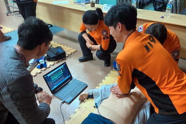 ▲ 노트북을 통해 CPR 압박 깊이의 적정을 확인 중이다. ©Newsjeju