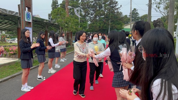 ▲ 남원중학교는 지난 5월 15일 학생자치회 주관으로 스승의 날 행사를 운영했다. ©Newsjeju