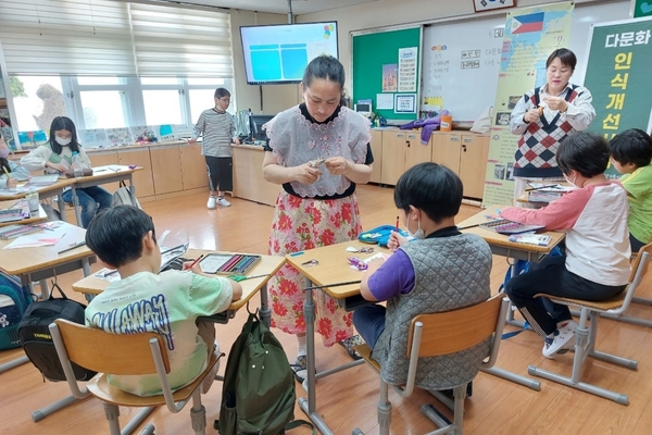 ▲ 구좌읍이주여성가족지원센터가 구좌중앙초등학교에서 학생들을 대상으로 다문화 이해교육을 진행했다. ©Newsjeju