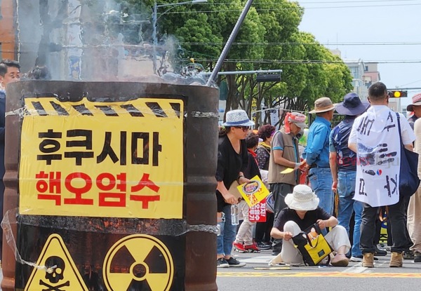 ▲ 제주도민 사회단체들이 모여 일본의 핵 오염수 방류를 반대하는 대규모 집회시위를 열었다. ©Newsjeju