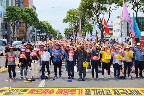 ▲ 제주도민 사회단체들이 모여 일본의 핵 오염수 방류를 반대하는 대규모 집회시위를 열었다. ©Newsjeju