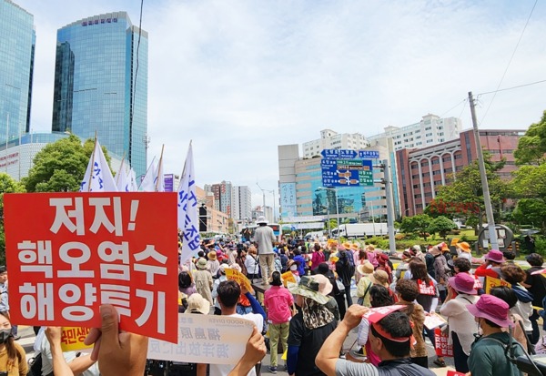 ▲ '저지, 핵 오염수 해양투기' 피켓을 들고 시위에 나선 시민 ©Newsjeju