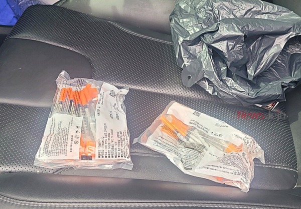 피의자 차 안에서 발견한 미사용 주사기 / 사진제공 - 제주경찰청