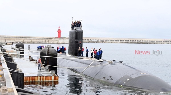 제주 해군기지에 입항한 미국 핵추진잠수함(SSN) / 사진제공 - 대한민국 해군