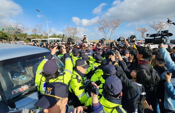 서북청년단이 타고 온 승합차를 둘러싸고 대치중인 시민사회단체와 민주노총