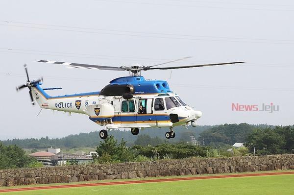 ▲ 제주경찰청 참수리(KUH-1P)가 항공 순찰을 위해 하늘로 날아오르고 있다 ©Newsjeju