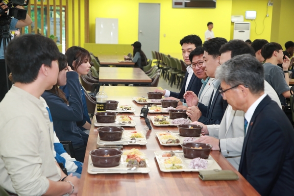 ▲ 제주도의회 의원들이 21일 제주한라대학교에서 학생들과 아침식사를 함께 하며 '천 원의 아침밥' 정책에 대한 의견을 듣고 있다. ©Newsjeju