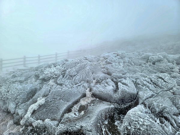 ▲ 지난 12일 제주 한라산에서 관측된 첫 눈. 한라산관리소 제공. ©Newsjeju