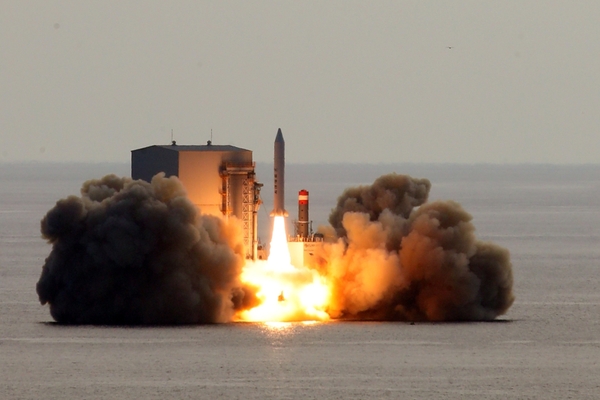 ▲ 한화시스템에서 자체 개발한 SAR위성을 실은 로켓이 4일 오후 2시 제주남쪽 해상에서 발사됐다. 사진=제주특별자치도. ©Newsjeju