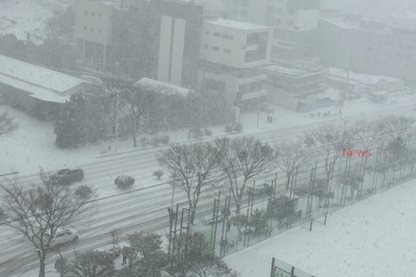 ▲ 제주 전역에 많은 눈이 내려 거의 모든 도로가 얼어붙었다. ©Newsjeju
