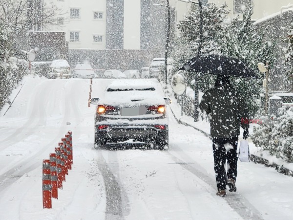 ▲22일 오전 많은 눈이 내리는 제주의 한 거리. ©Newsjeju