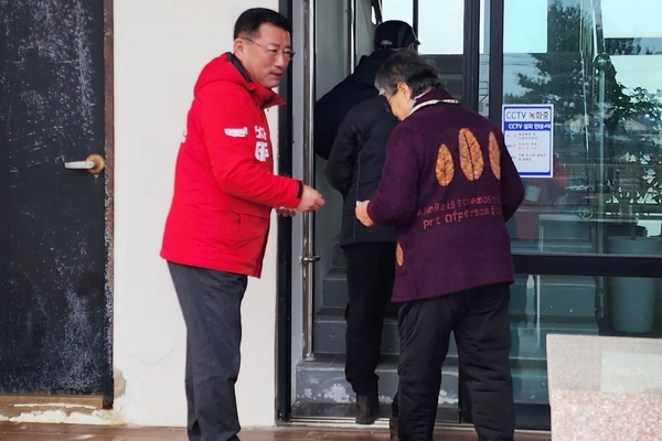 ▲ 김영진 예비후보가 12일 신창리를 방문해 마을주민들에게 인시하는 것으로 선거운동에 나섰다. ©Newsjeju