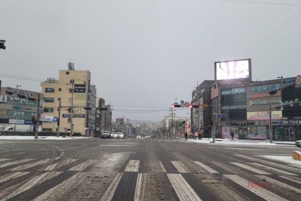 ▲ ▲제주 전역에 많은 눈이 내려 거의 모든 도로가 얼어붙었다. ©Newsjeju