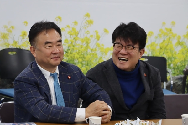 ▲ 송재호 국회의원 예비후보와 문윤택 전 예비후보. ©Newsjeju