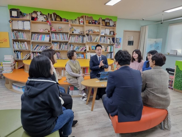 ▲ 27일 김한규 의원이 제주가정위탁지원센터를 방문했다. 의원실 제공. ©Newsjeju