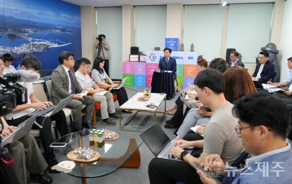 ▲ 오영훈 지사가 4일 도청 출입기자단과 간담회를 갖고 있다.