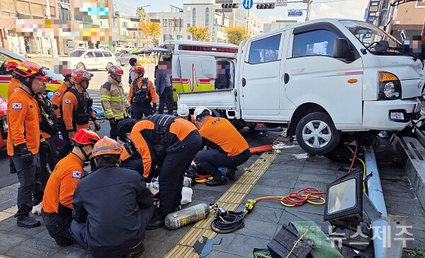 ▲ 5일 오전 서귀포시에서 교통사고가 발생해 보행자와 운전자 3명이 병원으로 이송됐다 / 제주도소방안전본부 제공