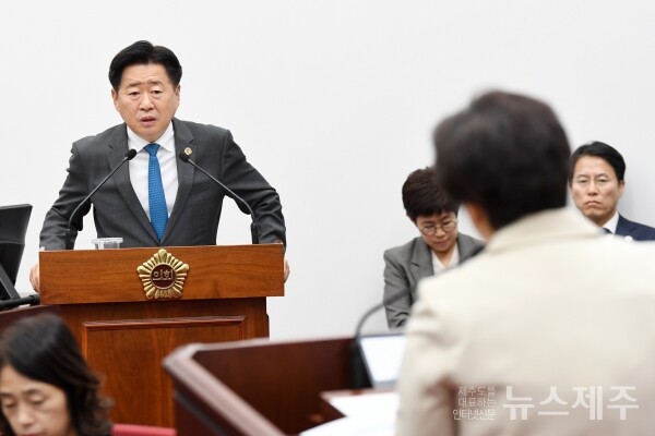 ▲ 강성의 의원의 질문에 답하고 있는 오영훈 제주도지사.