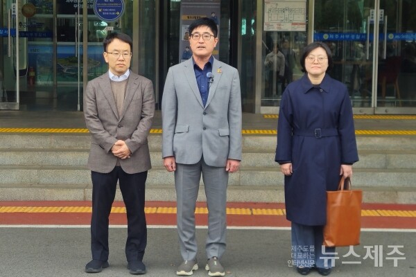 ▲ 고부건 변호사가 20일 오후 제주서부경찰서에 출석하기에 앞서 기자회견을 열어 입장을 밝혔다.