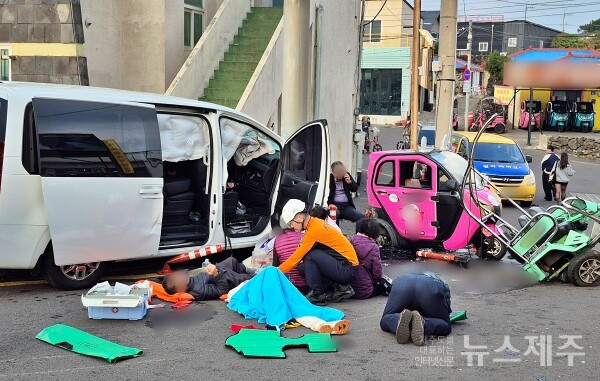 ▲ 우도에서 승합차 돌진 사고가 발생해 10여명의 부상자가 나왔다 / 독자제공