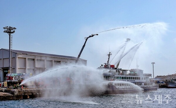 ▲ 서귀포항에서 진행된 '선박 화재 대응 유관기관 합동 소방 훈련' / 제주소방안전본부 제공